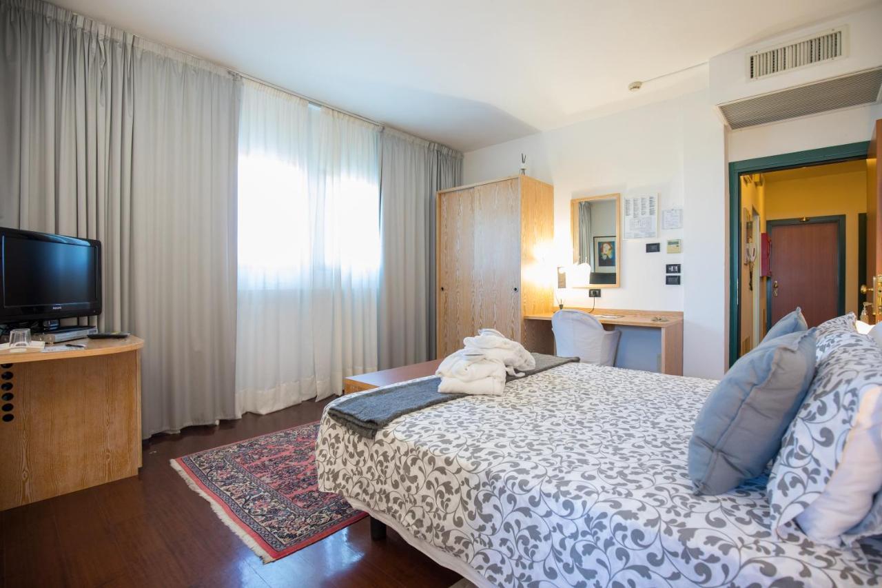 Hotel Logonovo Llido Degli Estensi Buitenkant foto